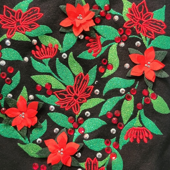Karen Scott Graphic Christmas Wreath Poinsettia Heart Medium T-shirt Black - Picture 4 of 5